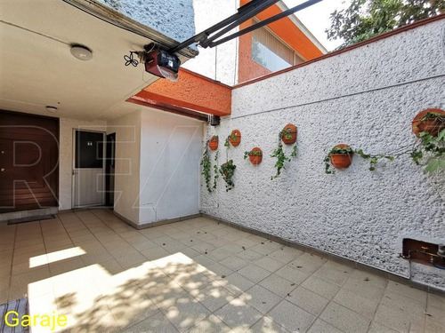 Casa De 215m2t / 347m2c / 4r / 3.5b / 1a / Vigilancia