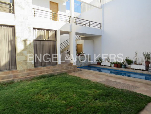 Moderna Casa En Jardines Del Sur Con 272 M2 Útiles