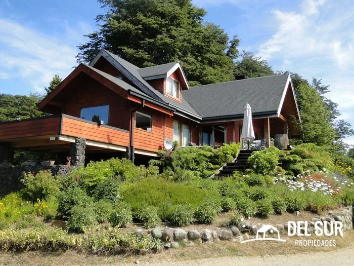 Imagen 3 de 22 de Casa Con Orilla De Lago En Exlusiva Parcela