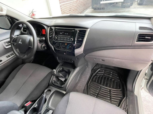 Imagen 6 de 10 de Mitsubishi L200 2018 4x2 Sincrónico