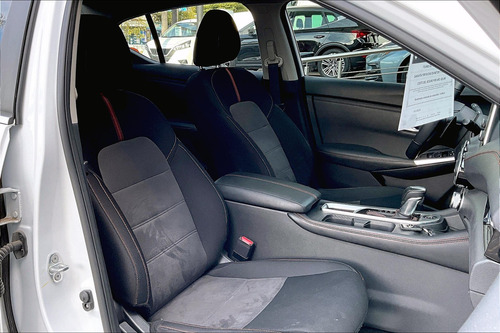 Nissan Sentra 4P SR L4%2F2.0 AUT