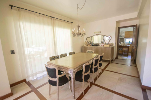 Casa De 5 Ambientes Con Dependencia De Servicio En Venta, En Martínez.