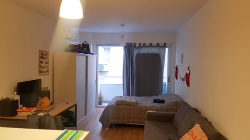 Imagen 7 de 14 de Vera Al 900, Villa Crespo. Monoambiente Divisible. Contrafrente. Muy Moderno. Balcón Con Vista Abierta. Superficie 39 M2. Piso 4. Muy Luminoso. Casi Nuevo. Baño Completo. Yacuzzi. Parrilla. Solarium
