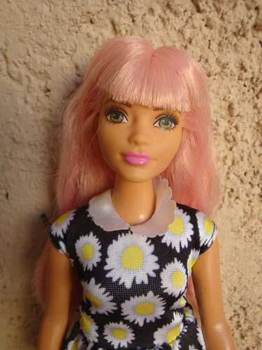 Boneca Barbie Fashionista Plus Size Cabelo Rosa (Usado)