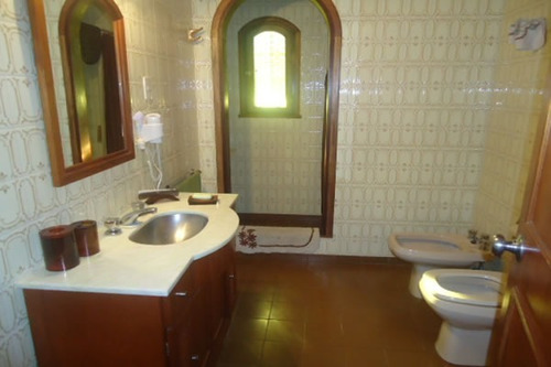 Imagen 25 de 30 de Excelente Chalet De 6 Ambientes Con Piscina Y Casa De Servicio Ideal Vivienda Permanente Muy Luminoso