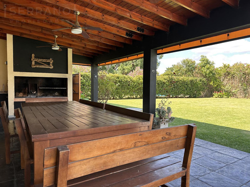 Casa En Alquiler Con Jardín Y Pileta Y En Haras Santa María, Loma Verde