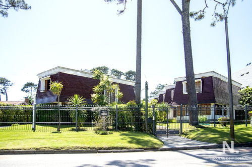 Casa En Venta 2 Dormitorios En Playa Mansa, Punta Del Este. 