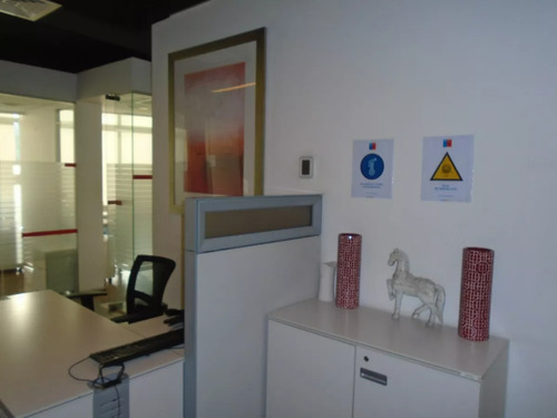 Tranqueras- Las Condes 110 M2 Con 7 Privados Y 3 Baños