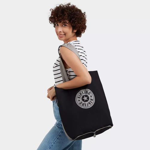 Bolsa dobrável grande Kipling Hurray conversível em bolsa e acabamento cromado, cor preta, cinza, alça de ombro, design de tecido liso