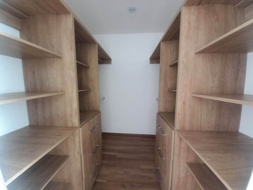 Casa En Venta En El Refugio, 3 Recámaras, 2.5 Baños, Alberca, 2 Autos, Lujo!
