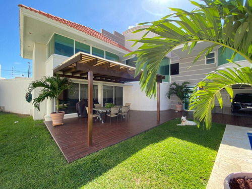 Residencia En Venta En Costa De Oro, Alberca, Jardín, Cochera Para 5 Autos.