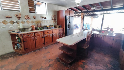Casa En Venta Av Las Delicias Maracay Privada Segura Con Clima Fresco Zona Norte De 3 Niveles Con 1300mts2 Kg:25-3896