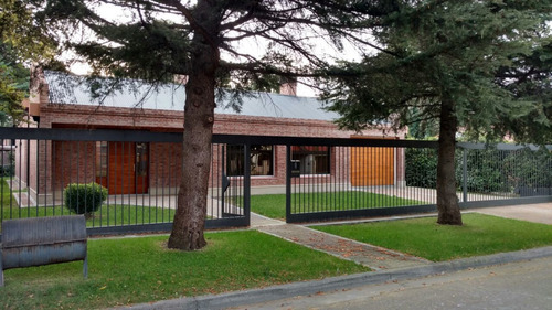 Venta Casa 4 Dormitorios Patagonia Con Cochera