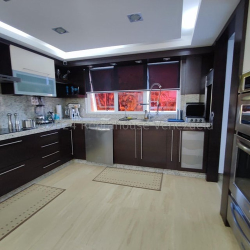 Espectacular Town House Remodelado De Varios Niveles. #25-10831
