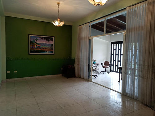 Se Vende Amplia, Acogedora Y Moderna Casa En Colinas De Santa Mónica. (r.o)
