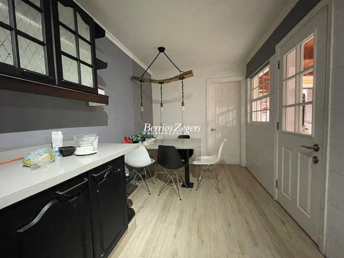 Casa En Venta De 5 Dorm. 4 Baños Más Servicio E Lo Barnechea