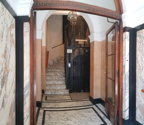 Imagen 3 de 30 de Uruguay Al 100. Semipiso. 3 Ambientes. 2 Dormitorios. Superficie 60 M2. Piso 2. Al Frente A La Calle. Balcón. Detalles De Categoría. Pisos De Roble De Eslavonia Con Guardas En Recepción Y Dormitorios.