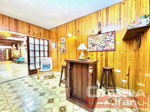 Chalet En Dos Plantas Amplio Lote Con 3 Dormit. Y Servicios, Quincho, Fondo Libre