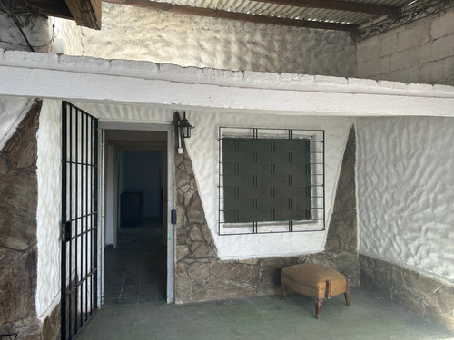 Casa En Ph Totalmente Independiente Frente A La Plaza Del Independiente Lezica