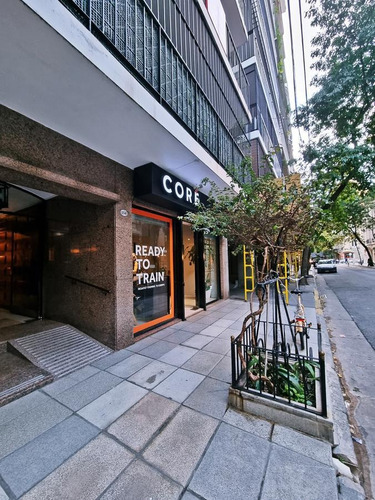 Imagen 2 de 4 de Excelente Local Con Patio Y Oficina / 2 Baños / Recoleta