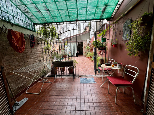 Duplex En Excelente Estado Sobre Calle Medina, Caseros Centro