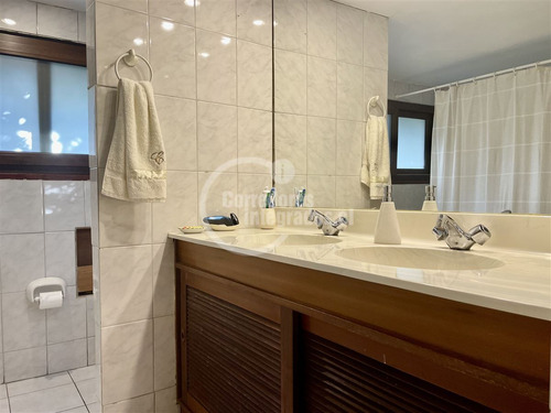 Casa En Venta De 5 Dorm. En Lo Barnechea, Sector Los Nogales