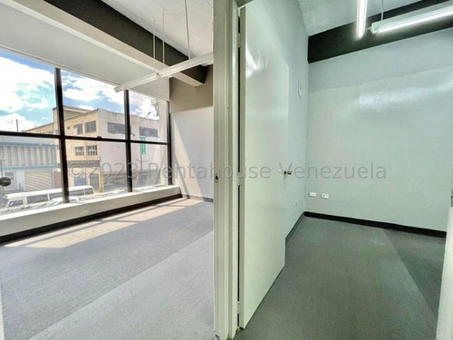 Se Alquila Hermoso Edificio Comercial Ubicado A Pie De Calle En Chacao