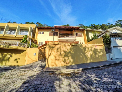 Imagem 1 de 18 de Casa No Centro De Blumenau, Semi-mobiliada, Com 04 Dormitórios Sendo 1 Suíte Máster, 03 Vagas, Área De Festas Com Piscina E Demais Dependências. - 3572977