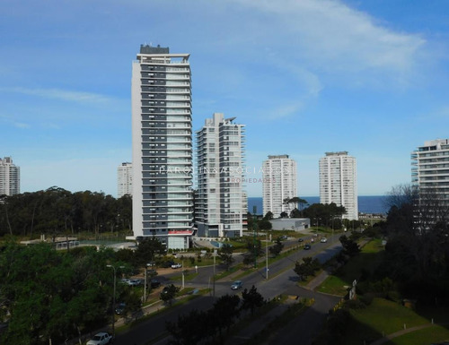 Departamento De 3 Dormitorios En Ocean Drive, Punta Del Este