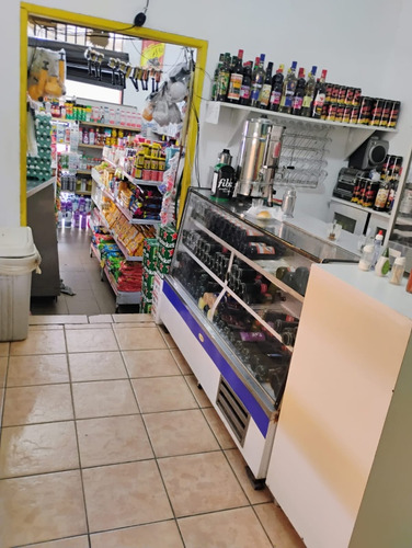 Mercado Com Espaço De Restaurante