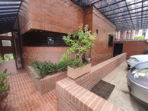 Casa En Venta  Urb. Colinas Del Tamanaco Caracas. 23-26406 Yf