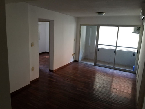 Vendo Apartamento En Tres Cruces, 2 Dormitorios Y 2 Baños