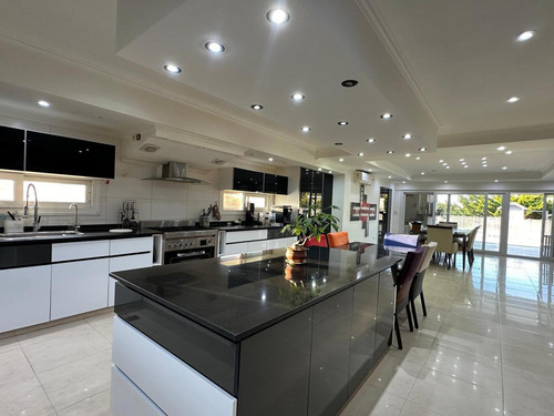 Casa En Venta - 5 Dormitorios 5 Baños - Pinamar