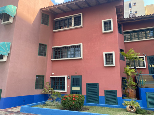 En Venta Amplio Town House En Residencia Las Palmeras En Lechería