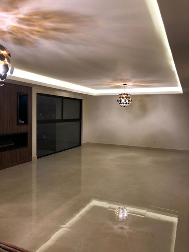 Residencia En Lomas De Juriquilla, De Autor, Sótano, Jardín, Bar, Doble Altura
