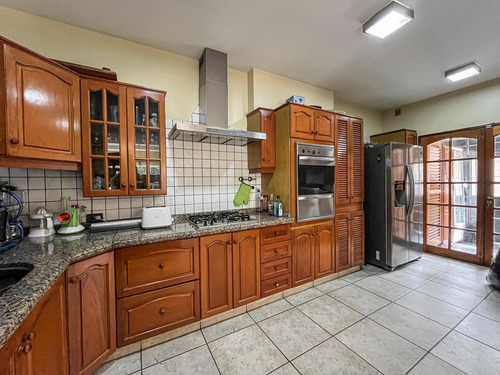 Casa De 3 Dormitorios Con Gran Jardín Y Pileta En Fisherton