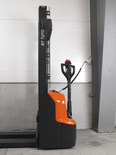 Imagen 4 de 10 de Apilador Eléctrico Bt Tyro - 1.000kg C/ Batería De Litio