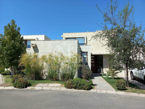 Acogedora Casa En Condominio Aguas Claras, Chicureo.
