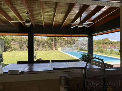 Casa En Alquiler Con Jardín Y Pileta Y En Haras Santa María, Loma Verde