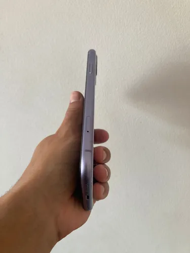 Apple iPhone 11 (64 Gb) - Morado (Usado)