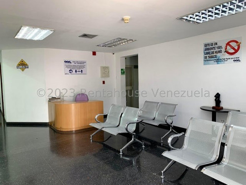 Casa Comercial En Venta A Nivel De Calle Acondicionada Para Clínica Chuao Caracas 24-527 Mr.