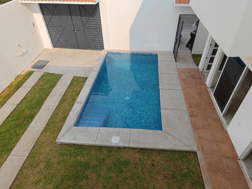 Casa En Venta De 2 Niveles En Col. Empleado Postal Con Alberca Apta A Créditos