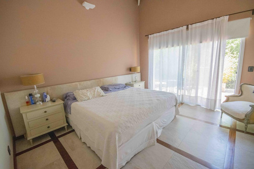Casa De 5 Ambientes Con Dependencia De Servicio En Venta, En Martínez.