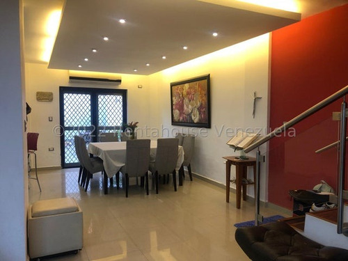 Hermosa Y Bella Casa De Niveles Con Detalles En Escayola, Estilo Moderno Con Cocina , Con Tope De Siliestone , Baños Modernos ,ubicada En Zona Tranquila, Conjunto Exclusivo Y Entablillado Con Patio, Z