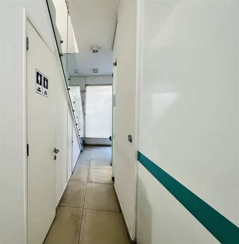 Oficina En Arriendo, Entrada Independiente En Las Condes