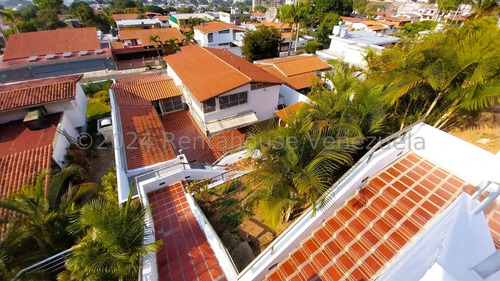 Colinas De Los Ruices !! Espectacular Quinta Tipo Club, 560 M2 Terreno, 514 M2 Const., 5 Hab, 6 Baños, 5 Pe, Piscina, Bar, Sala De Pool, Caminerías, Bellas Áreas Verdes Y Sociales. Verdadera Joya !!