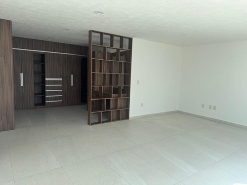 Exclusiva Casa En Venta, Moderna Casa Amplia Con Excelente Ubicación En La Exclusiva Zona Residencial De Metepec