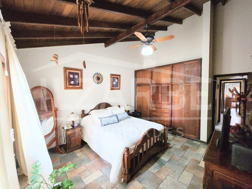 Distinguida Casa En Barrio Centro