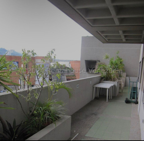 En Venta Ilumanada Y Centrica Oficina - Urb. Chacao.