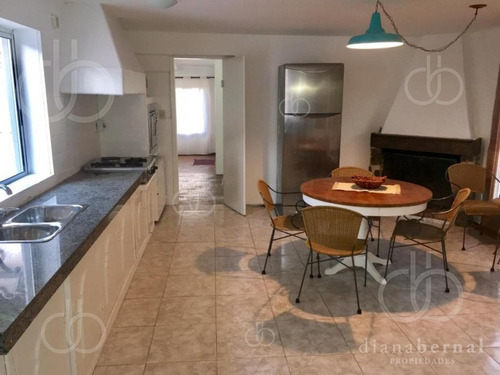 Punta Del Este, Playa Mansa , Chalet De 4 Dormitorios , 2 Suites.- Ref: 53975